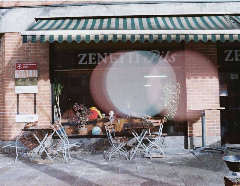 Ein analoges Farbfoto vom Zenetti Pils von außen, morgens aufgenommen.