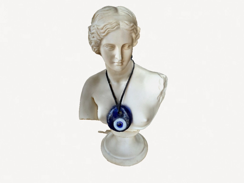 Ein 3D Scan einer kleinen Marmorskulptur der Aphrodite aus dem Zenetti Pils. Die unbekleidete weibliche Figur steht in einer anmutigen Pose und hat langes, lockiges Haar. Ihr Gesichtsausdruck ist ruhig und gelassen.