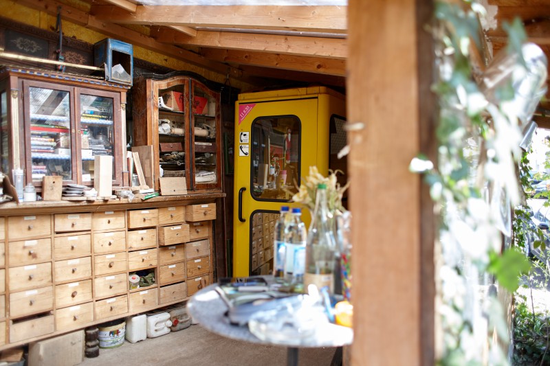 Zu sehen ist die Telefonzelle vor ihrem Umbau im Lager, einer Bildhauerwerkstatt
