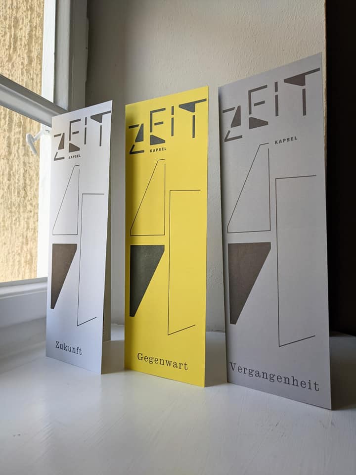 Zu sehen sind alle drei Programmhefte (Vergangenheit, Gegenwart, Zukunft)